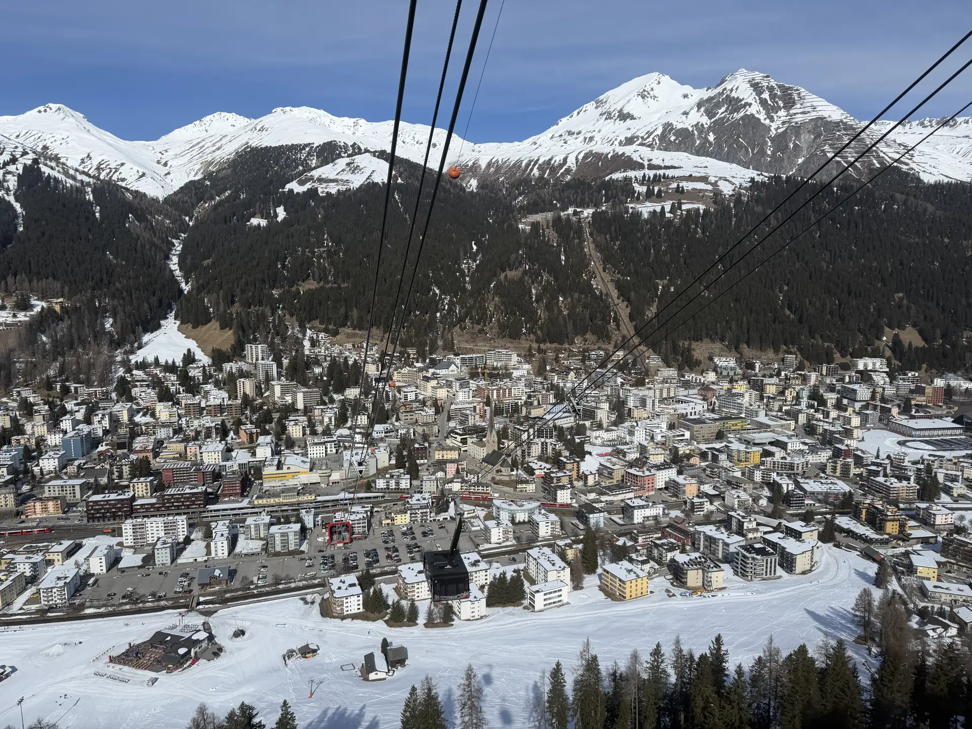 Blick aus der Jakobshorn-Gondel über Davos und die verschneiten Berge