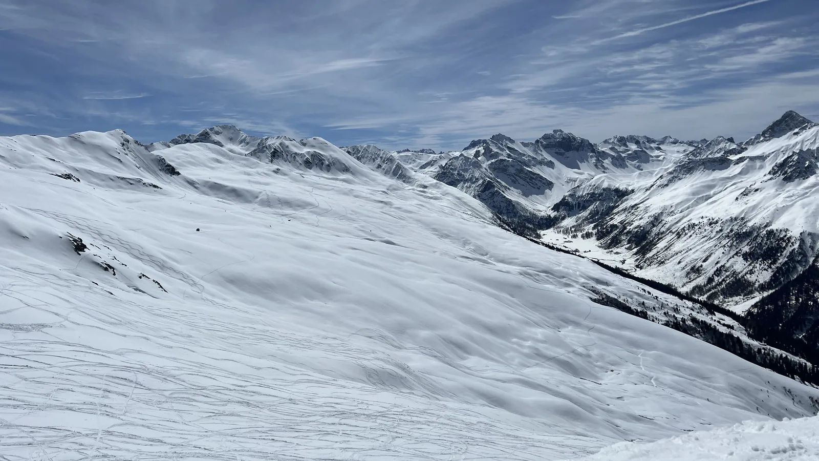 Verschneite Davoser Landschaft aus der Luft