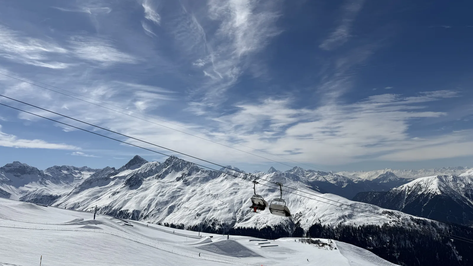 Skifahrer auf breiter Piste