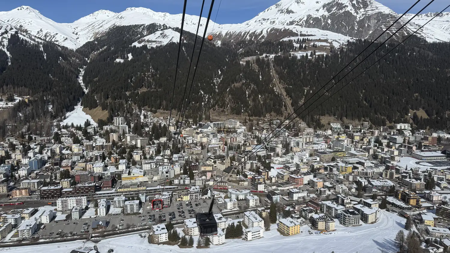 Panoramablick über das Tal von Davos im Sommer