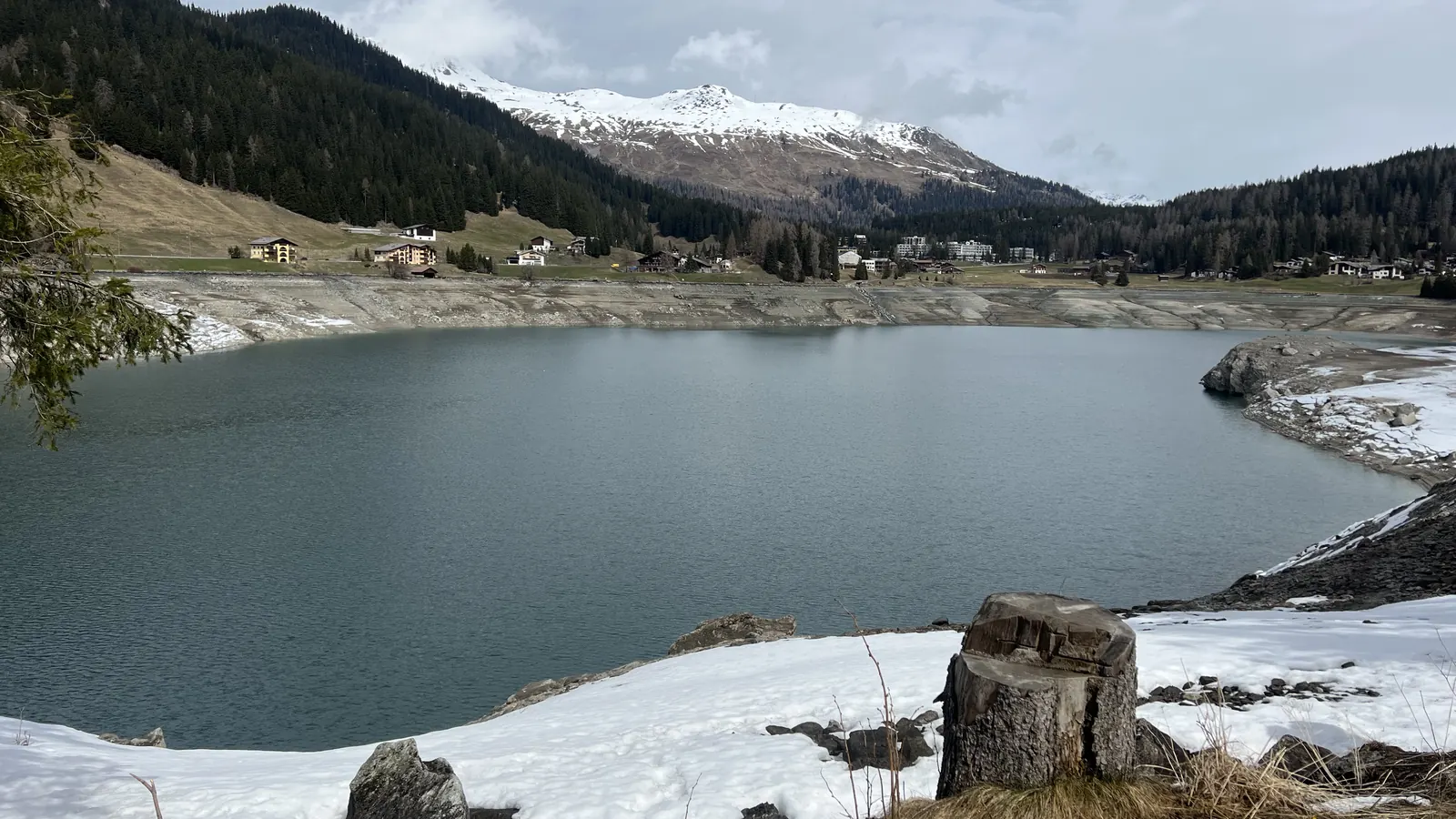 Bergsee im Sommer mit Badeinsel (Symbolbild)