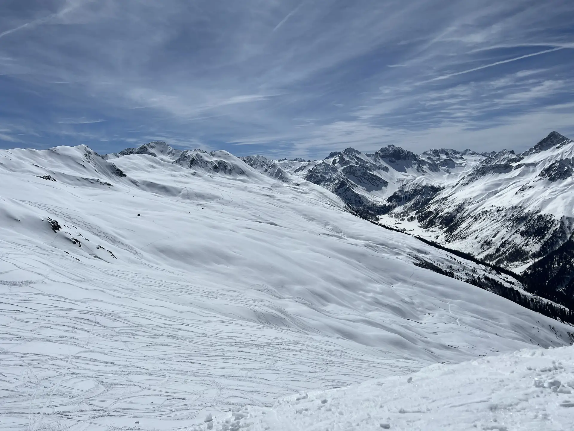 Winterpanorama am Jakobshorn mit Skispuren im unverspurten Schnee
