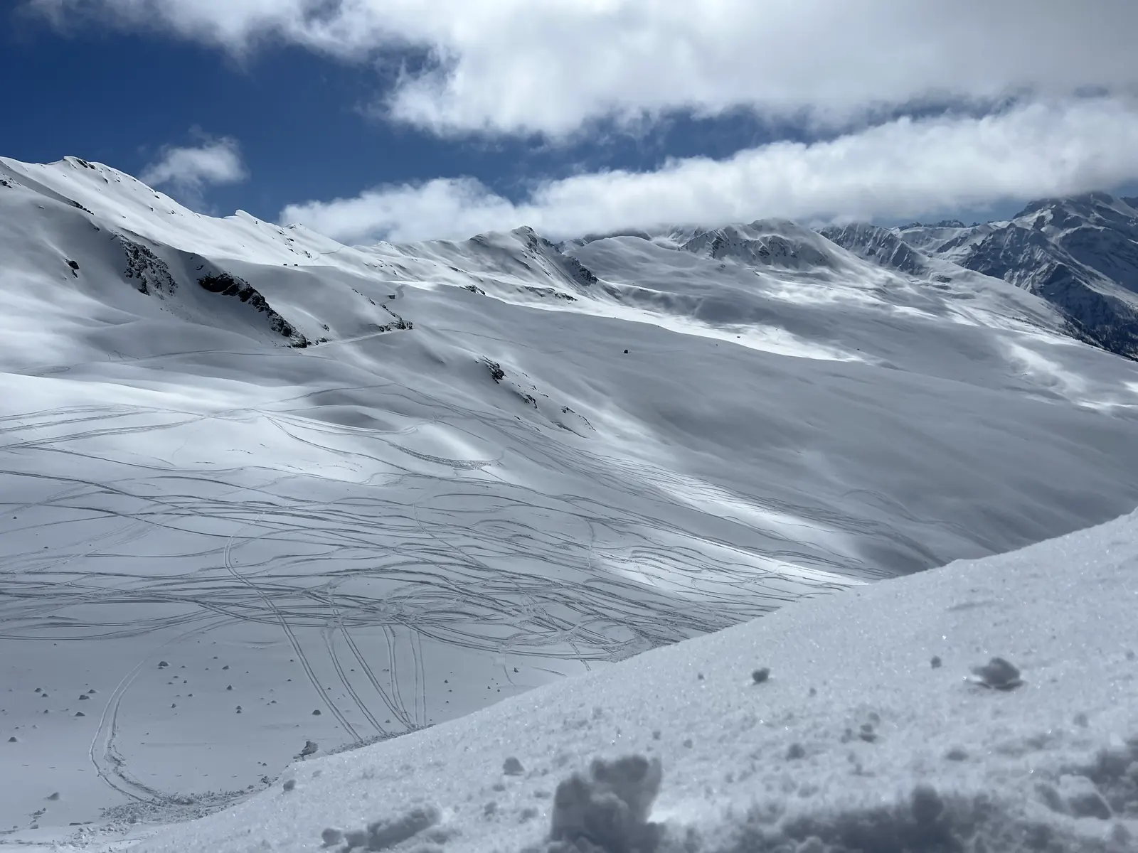 Frische Spuren im Pulverschnee am Jakobshorn