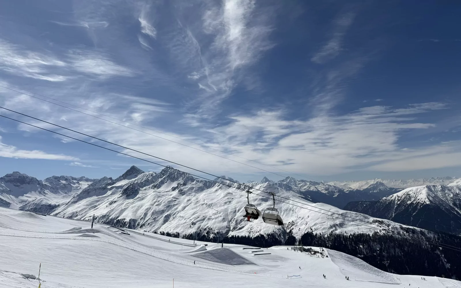 Jakobshorn: Snowpark und Sesselbahn über dem Davoser Tal