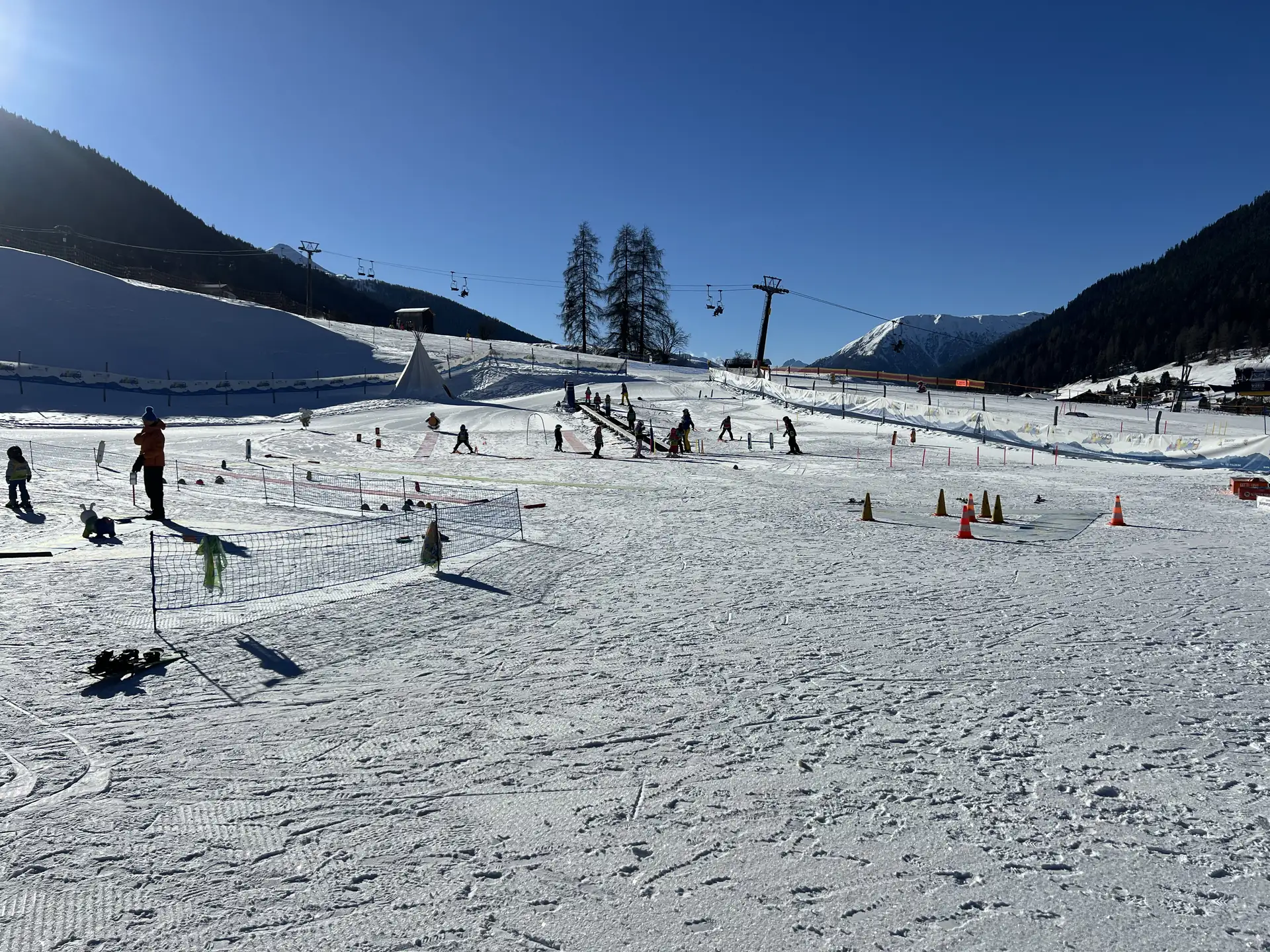 Kinderland am Übungshang in Davos mit Skikurs bei Sonnenschein