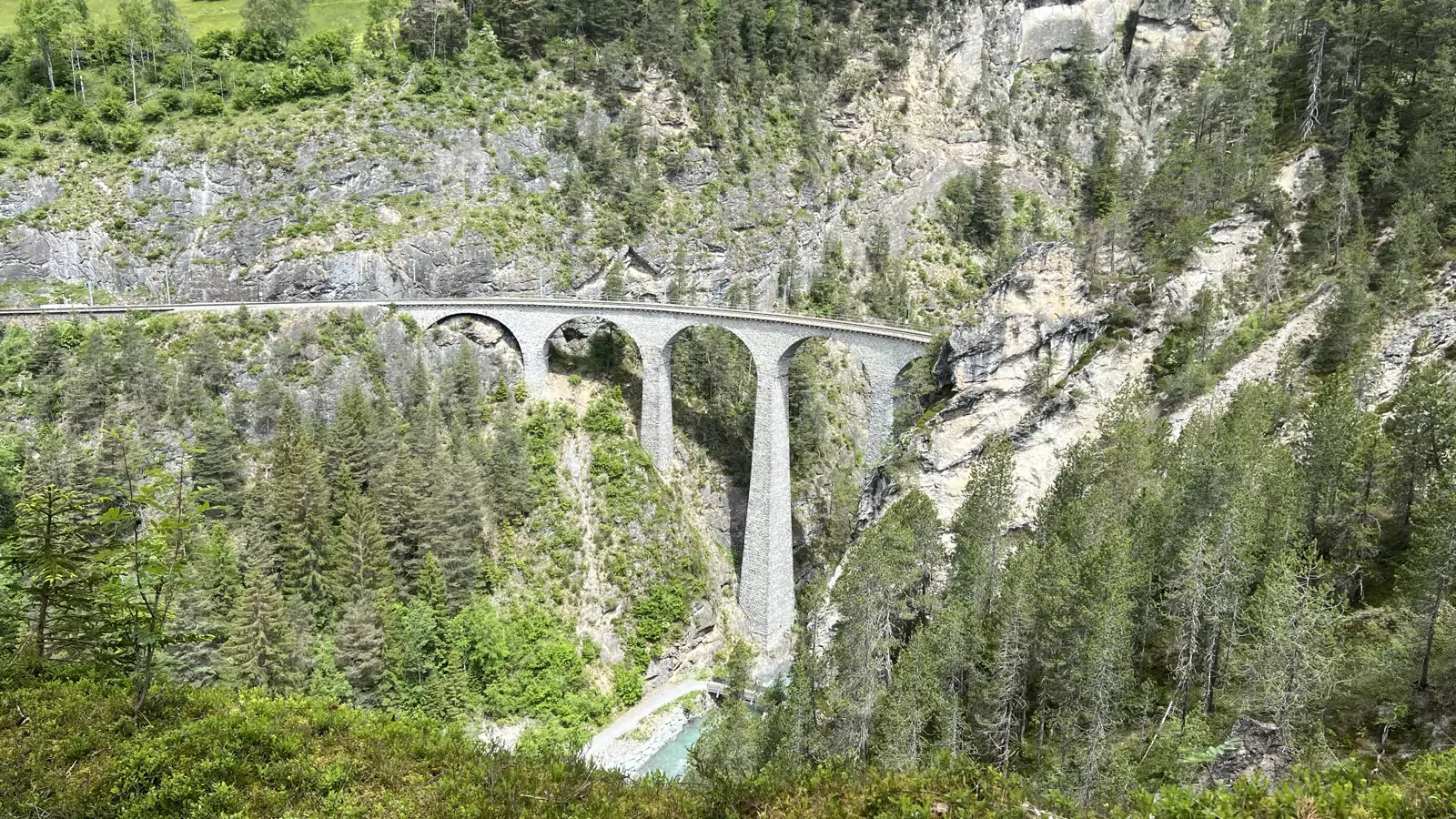 Landwasserviadukt bei Filisur, sechsbogige Steinbrücke der Rhätischen Bahn über der Schlucht
