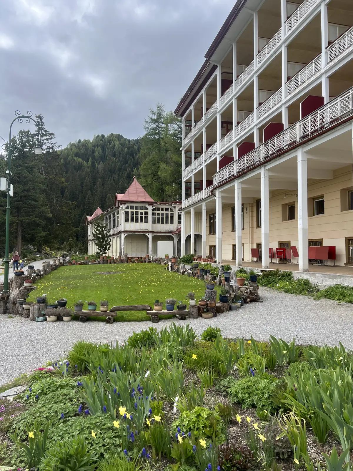Die Liegebalkone des ehemaligen Sanatoriums Schatzalp — heute Hotelbalkone