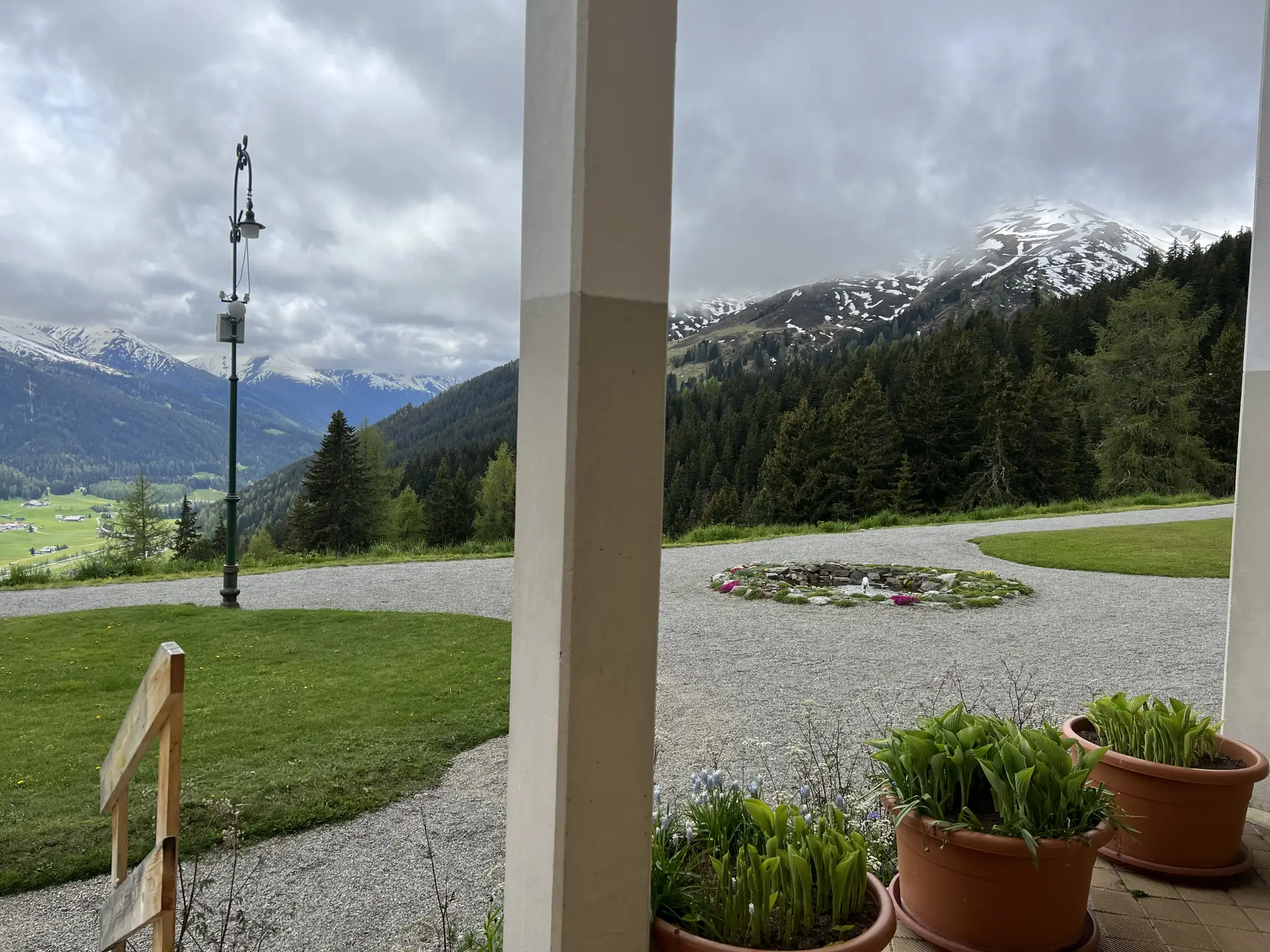Blick von der Schatzalp-Veranda mit Säulen auf die Davoser Bergwelt