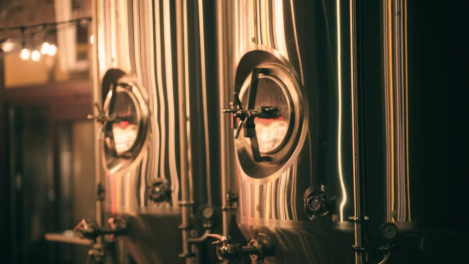 Gärtanks einer kleinen Brauerei im Warmlicht (Symbolbild)