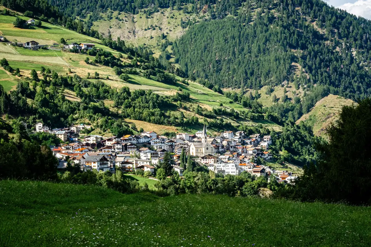 Bergdorf im sommerlichen Alpental (Symbolbild)