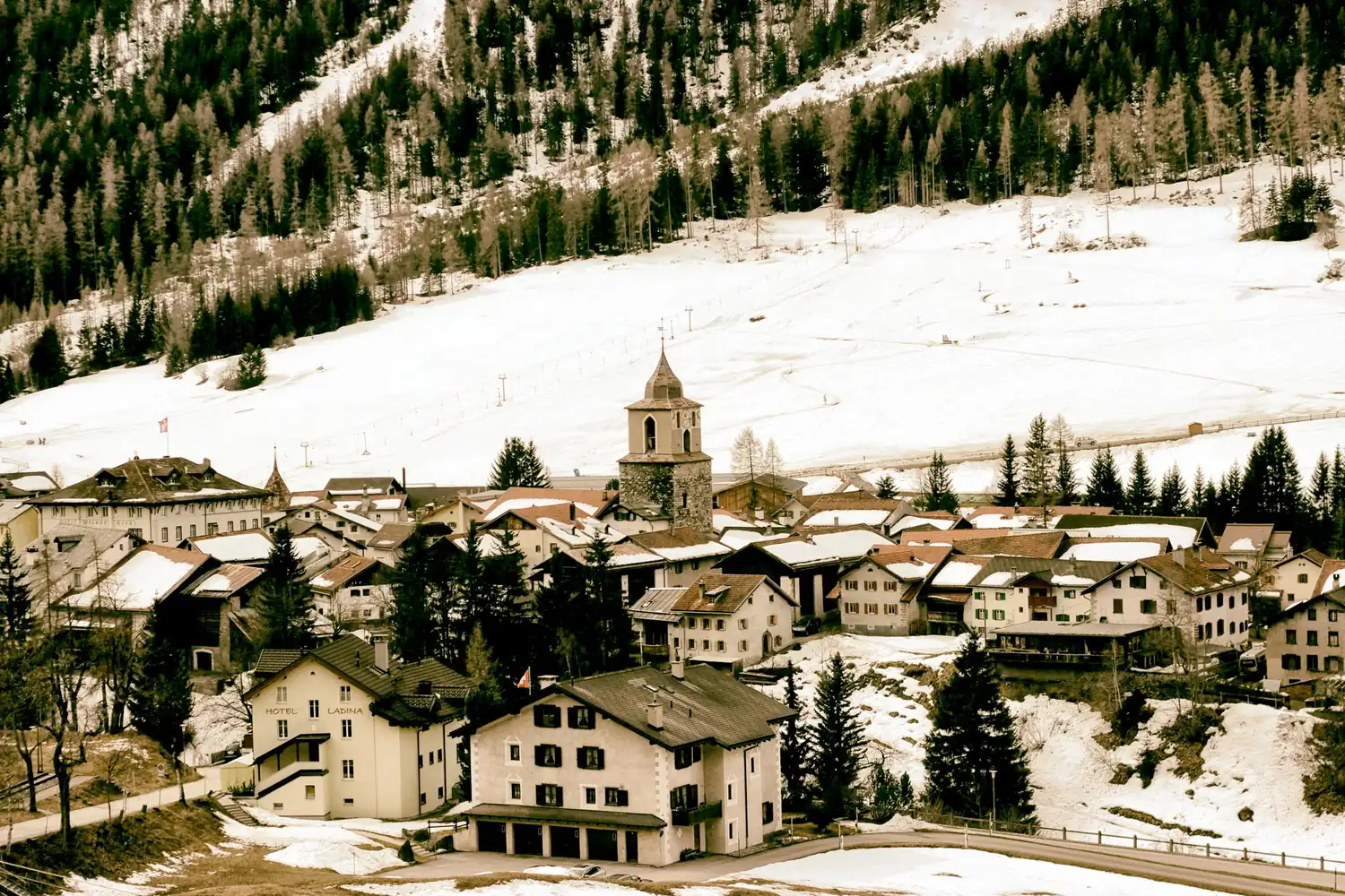 Kirche im Dorfkern von Davos