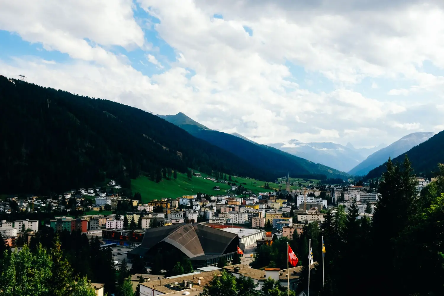 Davos im Sommer mit dem Kongresszentrum
