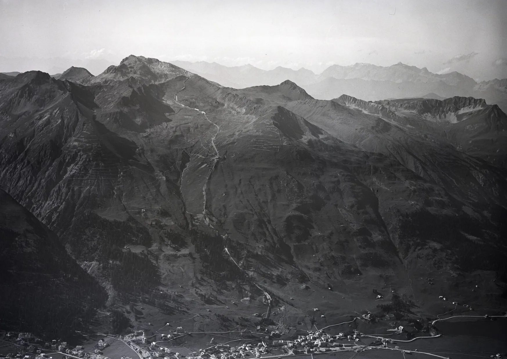 Luftaufnahme von 1934: Davos in der Hochzeit der Sanatoriums-Ära