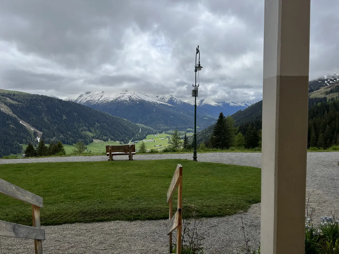 Garten der Schatzalp mit Blick ins Landwassertal