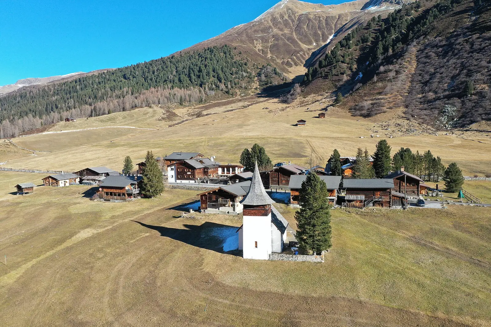 Das Sertig Dörfli mit dem Kirchlein von 1699 vor der Ducan-Kette
