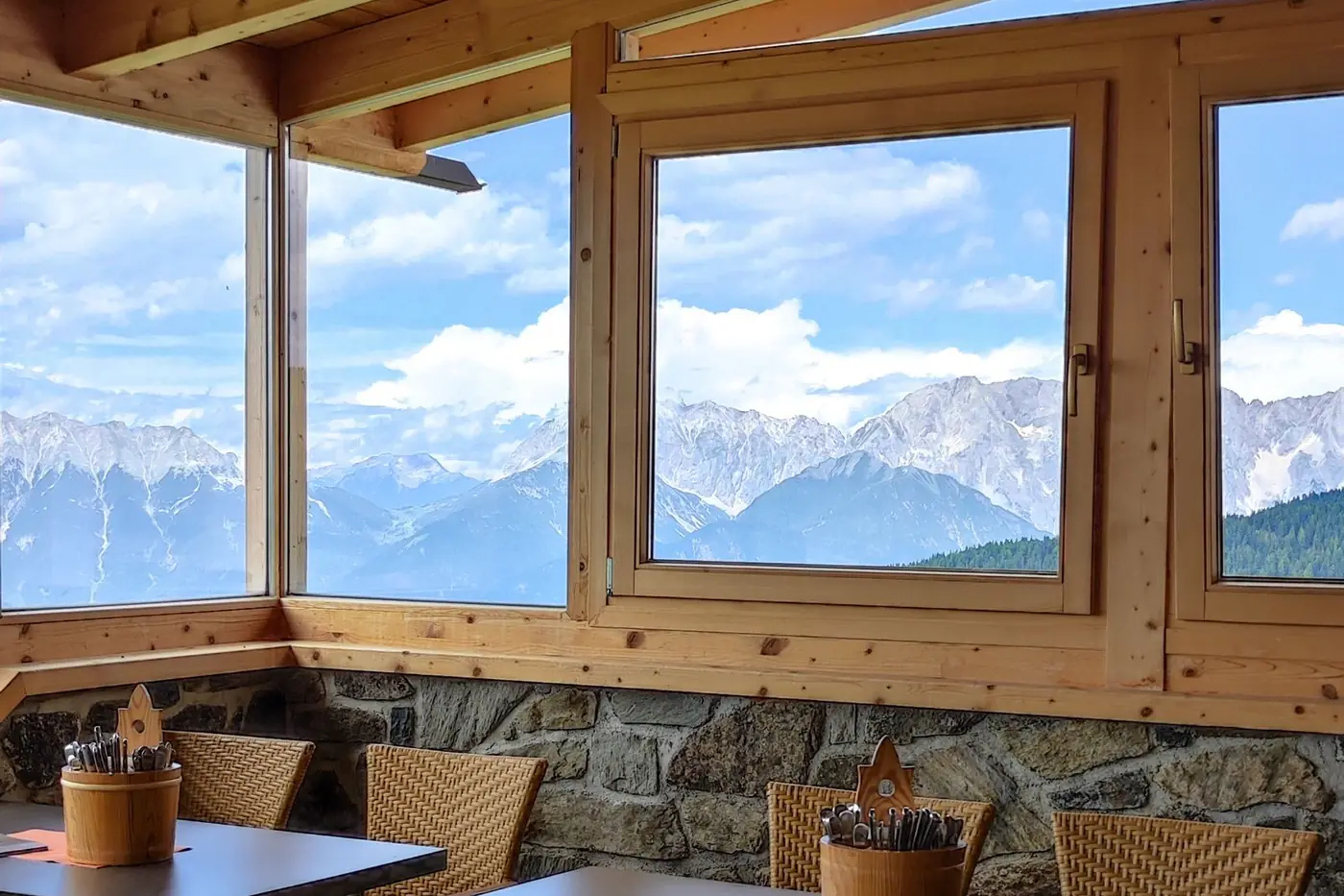 Bergrestaurant-Wintergarten mit Alpenpanorama (Symbolbild)