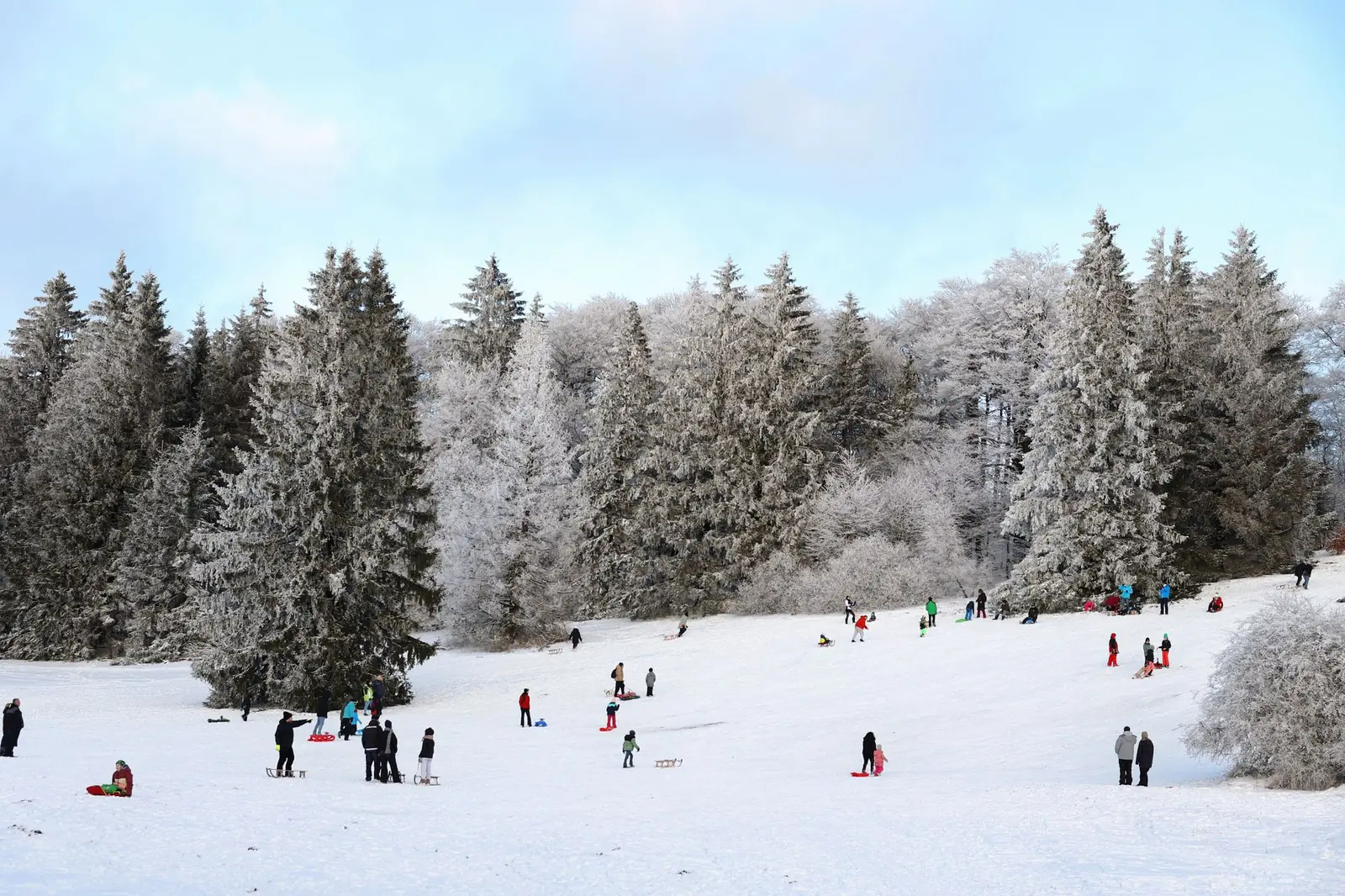 Schlittelhang im Schnee (Symbolbild)