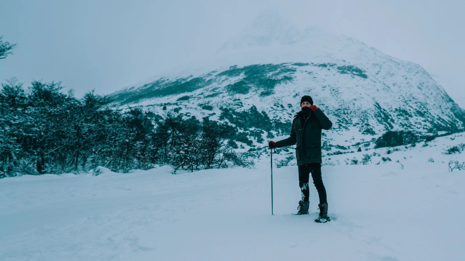 Einzelner Tourengeher quert einen Tiefschneehang