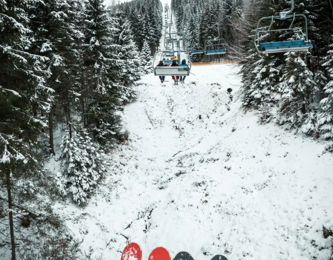 Sessellift über der Piste
